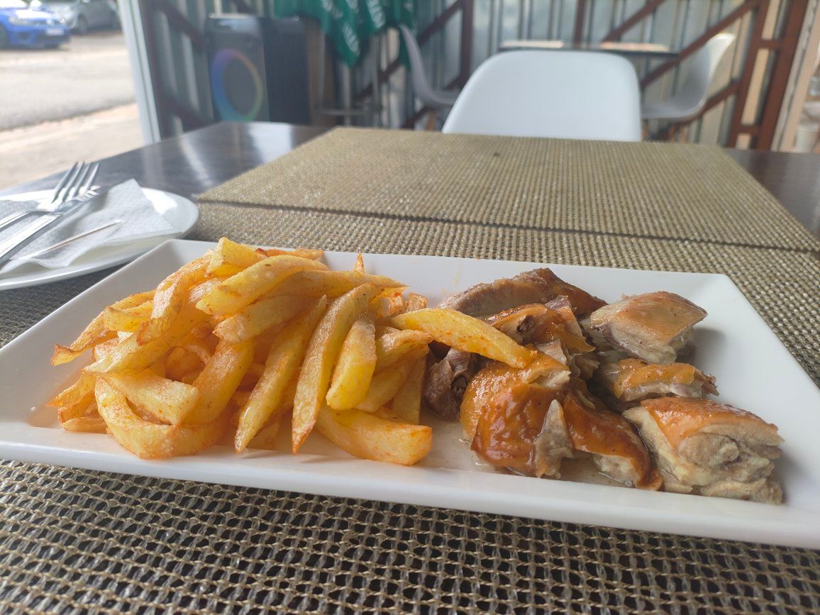 Quater Smoked Chicken with bread or chips - Leqebekoane
